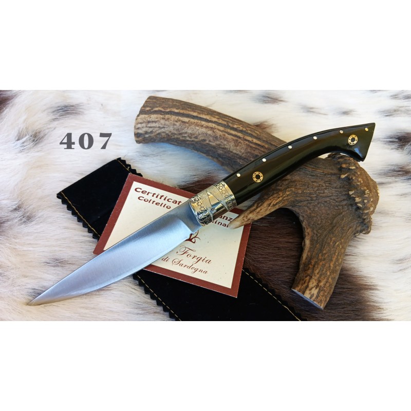 Coltello tipo pattadese elaborato, lama 11 cm, manico a coda di rondine in corno di bufalo con anima in acciaio + pin