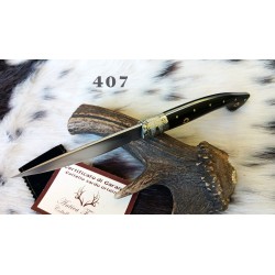 Coltello tipo pattadese elaborato, lama 11 cm, manico a coda di rondine in corno di bufalo con anima in acciaio + pin