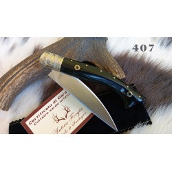 Coltello tipo pattadese elaborato, lama 11 cm, manico a coda di rondine in corno di bufalo con anima in acciaio + pin