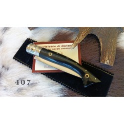 Coltello tipo pattadese elaborato, lama 11 cm, manico a coda di rondine in corno di bufalo con anima in acciaio + pin