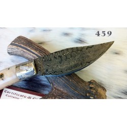 Coltello da scuoio a lama larga, lama damasco al carbonio 11 cm, manico corno di montone con anima in acciaio + pin