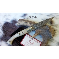 Coltello tipo pattadese elaborato lama 11 cm damasco, manico a coda di rondine in corno di montone con anima in acciaio + pin